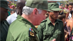 Díaz-Canel rodeado de militares en una visita a Guantánamo
