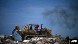Maquinaria pesada retira escombros de edificios derrumbados en Caraballeda, estado de La Guaira, Venezuela, el 6 de julio de 2026, luego de los fuertes terremotos que azotaron la región.