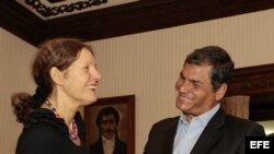 El presidente de Ecuador, Rafael Correa (d), saluda a Christine Assange (i), madre del fundador de WikiLeaks, Julian Assange, hoy, miércoles 1 de agosto de 2012, en el Palacio de Gobierno, en Quito (Ecuador). EFE/JOSÉ JÁCOME