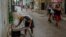 Un cubano cocina con leña en plena calle de La Habana en medio del apagón generalizado que vive la isla.  (AP/Ramon Espinosa)