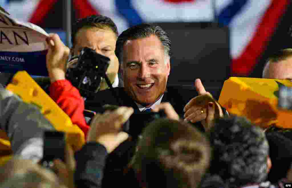 El candidato presidencial republicano, Mitt Romney (c), arenga a sus seguidores durante un acto de campaña.