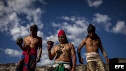 Tres hombres participan en un juego de pelota maya en ruina hoy, jueves 20 de diciembre de 2012, en el sitio arqueológico Mixco Viejo, localidad de San Martín Jilotepeque, en el departamento de Chimaltenango (Guatemala).