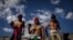 Tres hombres participan en un juego de pelota maya en ruina hoy, jueves 20 de diciembre de 2012, en el sitio arqueológico Mixco Viejo, localidad de San Martín Jilotepeque, en el departamento de Chimaltenango (Guatemala).