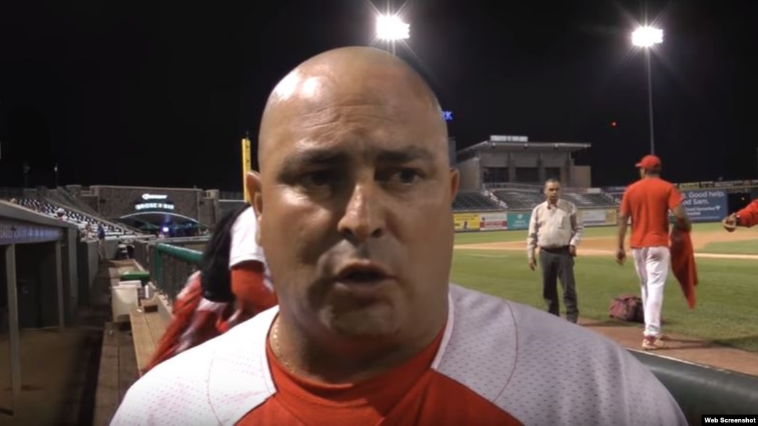 El mentor Roger Machado lanzó tierra con su zapato al árbitro en el último juego con los Rockland Boulders, que significó la décimo sexta derrota de los cubanos en 21 encuentros. 