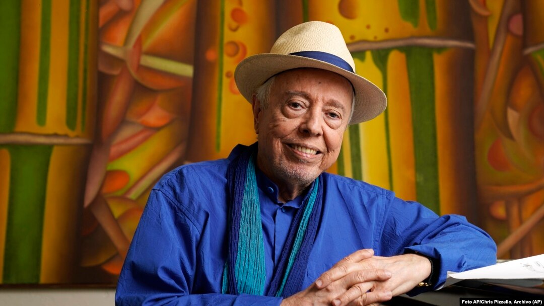 El músico brasileño Sergio Mendes posa para un retrato en su casa en Los Angeles, el 18 de mayo de 2021. (Foto AP/Chris Pizzello, Archivo)