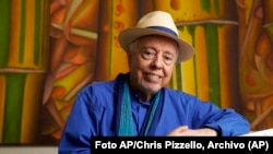 El músico brasileño Sergio Mendes posa para un retrato en su casa en Los Angeles, el 18 de mayo de 2021. (Foto AP/Chris Pizzello, Archivo)