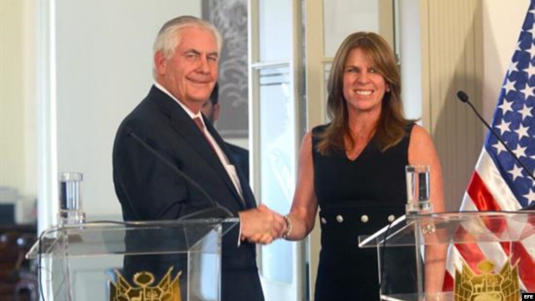La canciller de Perú, Cayetana Aljovín (d), recibe al Secretario de Estado de los Estados Unidos, Rex Tillerson, durante conferencia de prensa hoy, 5 de febrero de 2018, en Lima