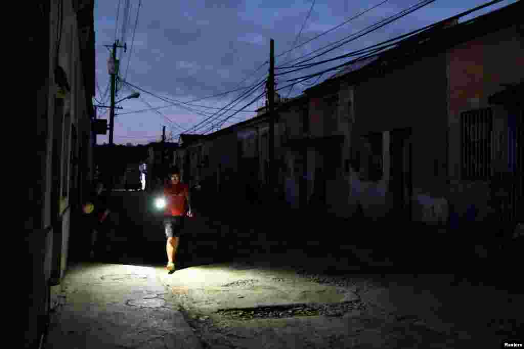 Una calle completamente a oscuras, durante un apagón en Bejucal, Mayabeque.