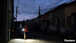 Una calle completamente a oscuras, durante un apagón en Bejucal, Mayabeque.