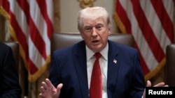 El presidente de Estados Unidos, Donald Trump, encabeza la reunión de Gabinete en la Casa Blanca el jueves 26 de marzo. REUTERS/Evelyn Hockstein