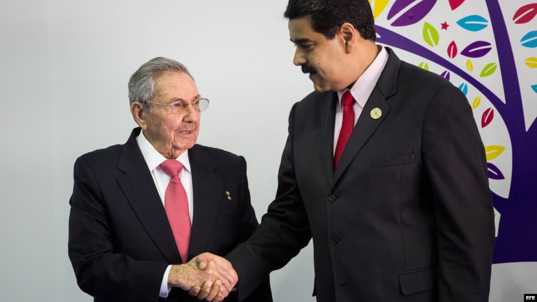 Nicolás Maduro recibe al gobernante cubanoi Raúl Castro, a su llegada a la cumbre en isla Margarita.