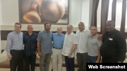 Riccardo Fraccari (5to de izquierda a derecha) se reunió con autoridades deportivas cubanas en La Habana.