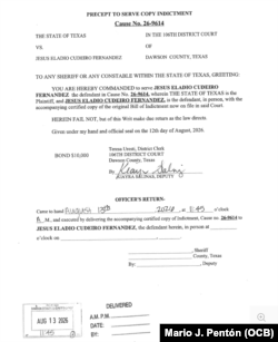 El delito aparece en el expediente como burglary of a building, una felonía bajo las leyes de Texas