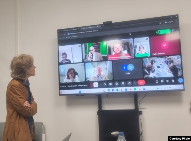 Elena Larrinaga escucha a participantes en el foro.