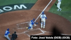 Jackson Chourio anota la carrera de la ventaja para Venezuela.