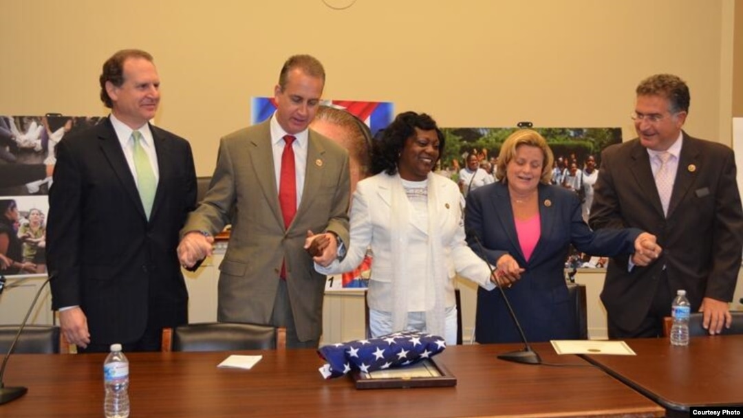 Berta Soler junto a los hermanos Díaz-Balart, Ileana Ros-Lehtinen y Joe García. 