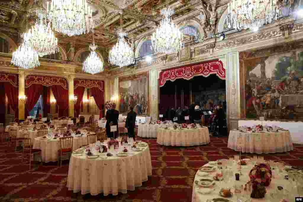 Varios empleados dan los últimos retoques a la cena de recepción para el jefe de Estado cubano, Raúl Castro, junto a su homólogo francés François Hollande, en el palacio del Elíseo en París, Francia, el 1 de febrero de 2016.