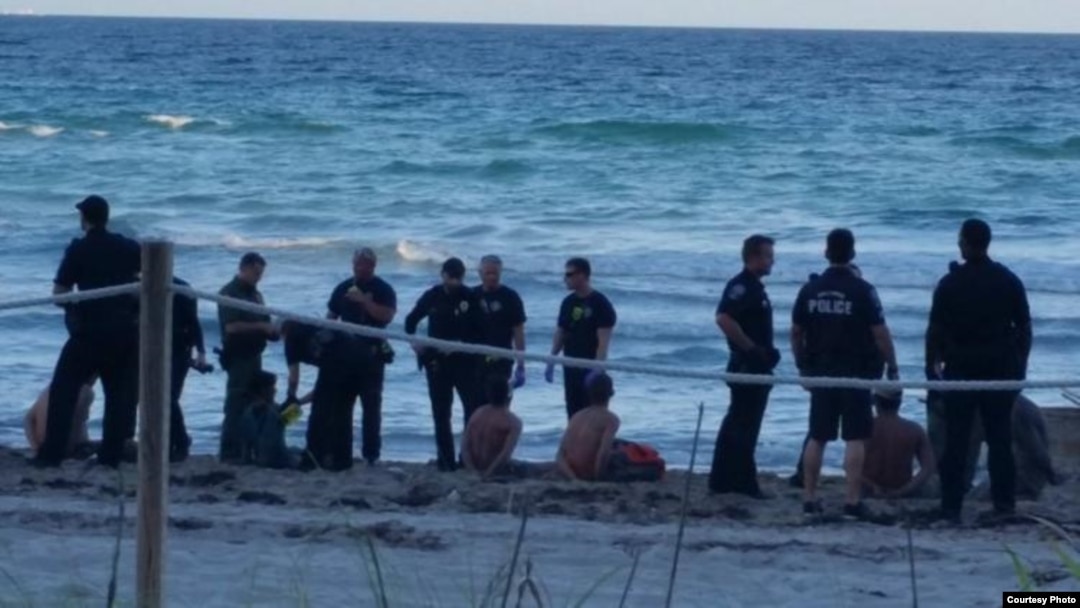 Un grupo de 10 balseros cubanos que arribaron a Dania Beach este sábado.