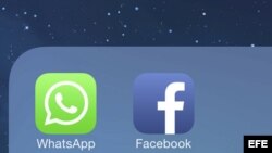 Imagen de los iconos de Facebook y WhatsApp en un teléfono móvil