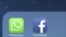 Imagen de los iconos de Facebook y WhatsApp en un teléfono móvil