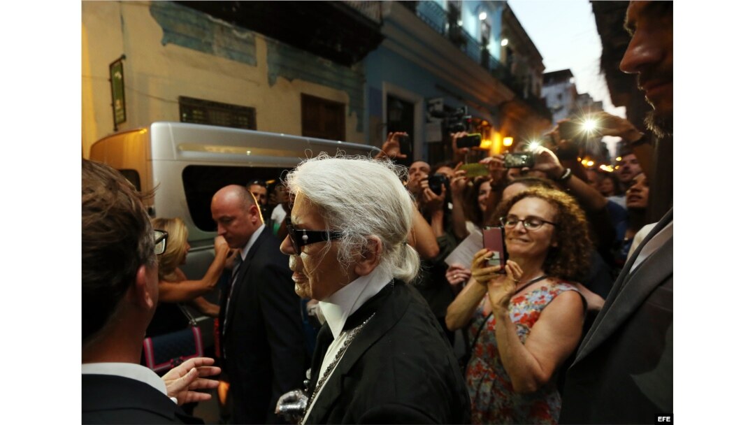 Muestra de fotos previo al desfile de Chanel en La Habana.