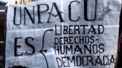 Agente de la Seguridad golpea a activista delante de su hija pequeña