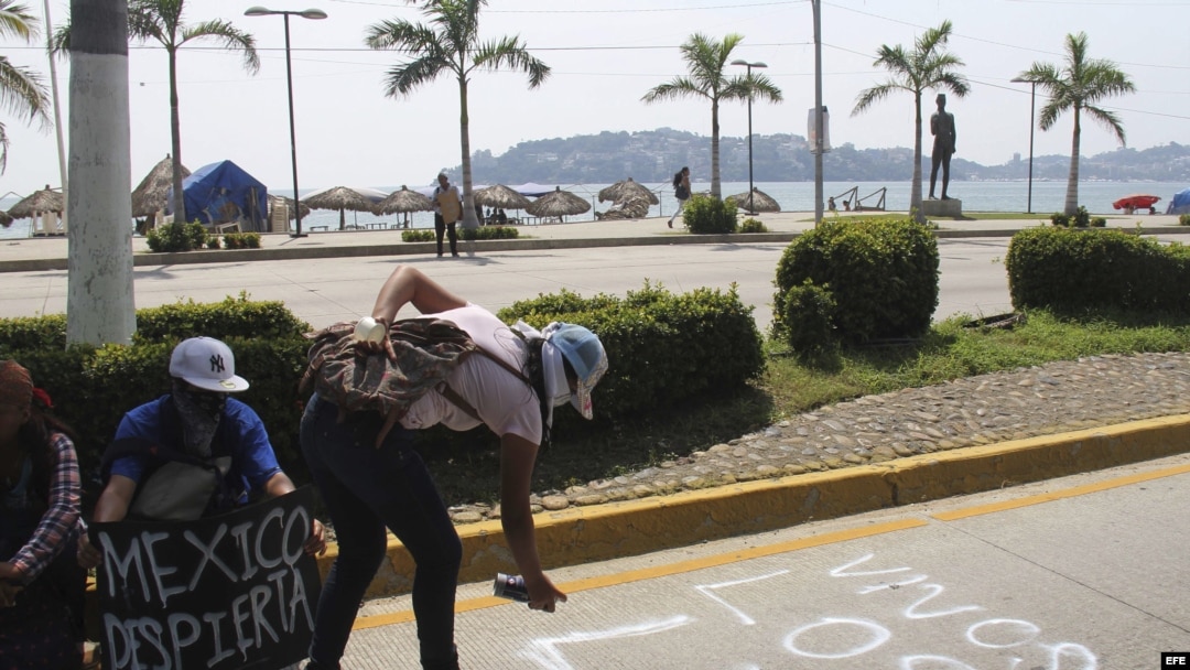 Protesta por las calles del puerto de Acapulco (México) para exigir la presentación con vida de los 43 estudiantes.