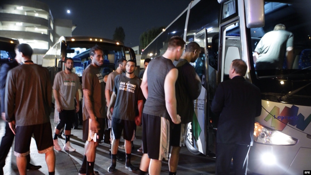 Los jugadores de los Spurs de San Antonio y los Timberwolves de Minnesota regresan a los autobuses en los que llegaron, a la espera de una decisión final, luego de que el partido de la NBA que iban a disputar en la Arena de Ciudad de México, fuera suspend