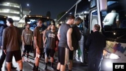 Los jugadores de los Spurs de San Antonio y los Timberwolves de Minnesota regresan a los autobuses en los que llegaron, a la espera de una decisión final, luego de que el partido de la NBA que iban a disputar en la Arena de Ciudad de México, fuera suspend