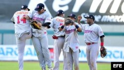 Los jugadores de República Dominicana celebran la victoria ante Puerto Rico por 6-2, en el estadio Sonora de la ciudad de Hermosillo (México).