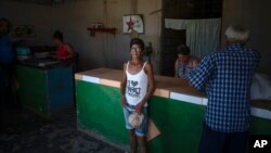 <div>Surunvey González posa para una foto en la &quot;bodega&quot;, donde recogió su ración de pan en San Nicolás, Cuba, el viernes 19 de mayo de 2023. Foto AP/Ramón Espinosa</div>
