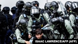 La policía usa spray pimienta contra un manifestante en Hong Kong, enero 5, 2020.