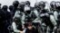 La policía usa spray pimienta contra un manifestante en Hong Kong, enero 5, 2020.