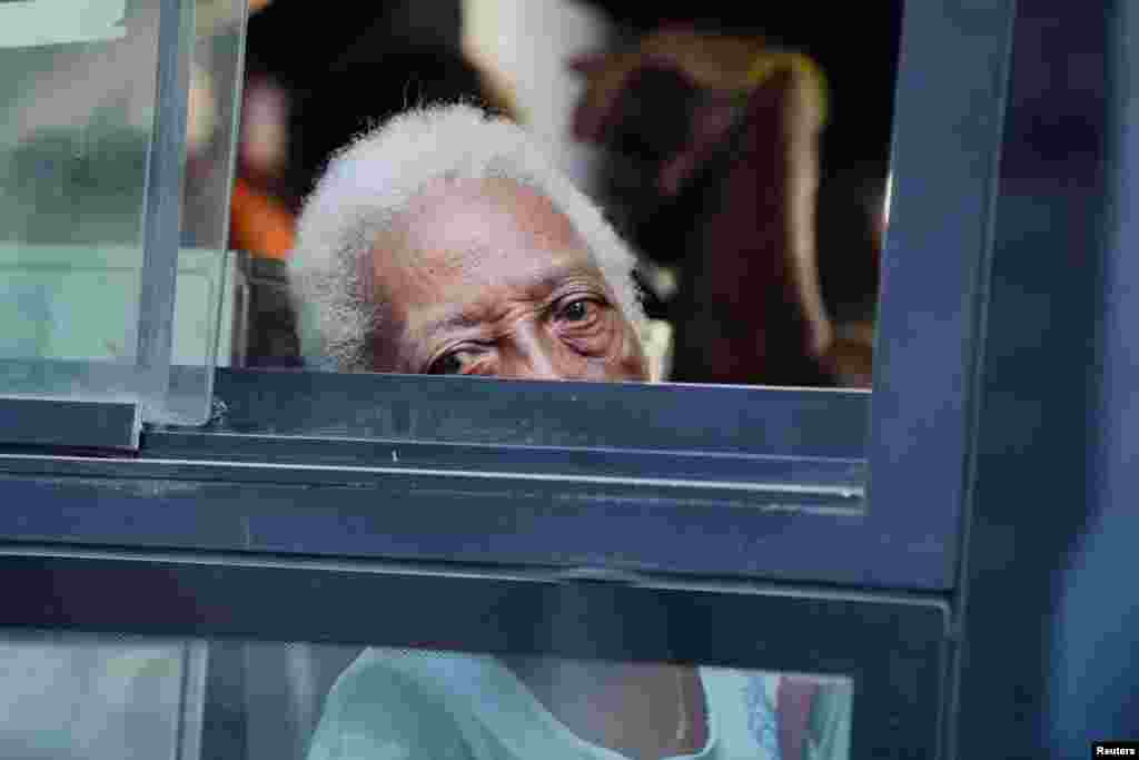 Una anciana mira por la ventana desde un autobús, en La Habana. En Cuba, más de un 25% de la población tiene 60 o más años, según cifras oficiales. REUTERS/Norlys Pérez