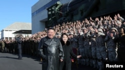 El dictador norcoreano Kim Jong-Un con su hija el 27 de noviembre de 2022. (KCNA/Reuters).