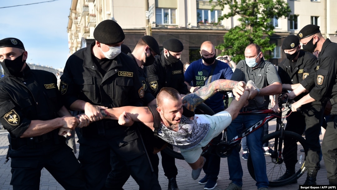 La policía en Minsk arresta a un manifestante el 19 de junio de 2020