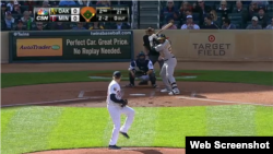Yoenis Céspedes pegó un doble frente a los Mellizos de Minnesota.