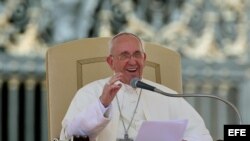 El papa Francisco saluda a los fieles durante la audiencia general de todos los miércoles en la plaza de San Pedro en el Vaticano. Foto de archivo