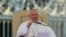 El papa Francisco saluda a los fieles durante la audiencia general de todos los miércoles en la plaza de San Pedro en el Vaticano. Foto de archivo