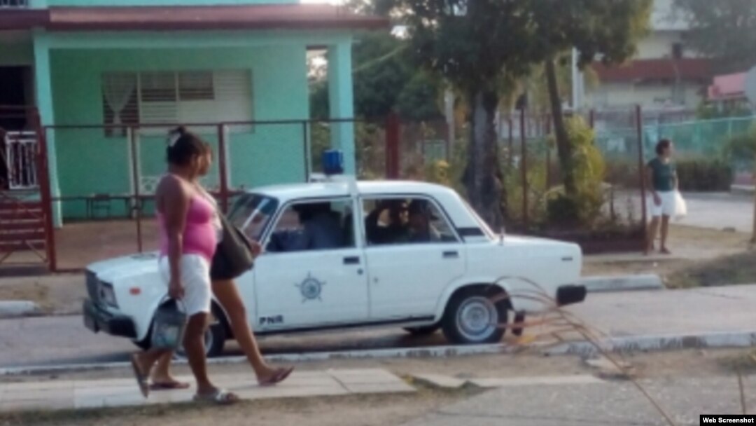 La policía arresta al periodista independiente Rolando Rodríguez Lobaina. (Archivo)