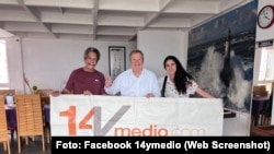 El encargado de negocios de Estados Unidos en Cuba, Mike Hammer, en la sede del diario independiente 14ymedio, en La Habana