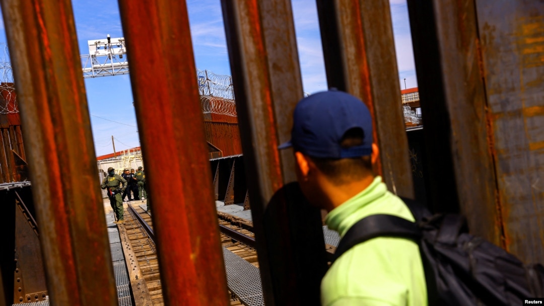 Un inmigrante en el Puente Internacional Paso del Norte.