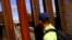 Un inmigrante en el Puente Internacional Paso del Norte.