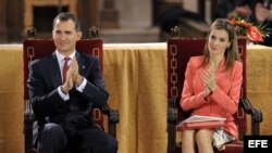 Los Príncipes de Asturias y de Viana, don Felipe y doña Letizia, aplauden durante el acto de entrega del premio Príncipe de Viana de la Cultura 2014 .