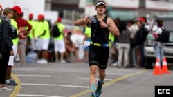 Un atleta compite durante la Copa Iberoamericana de Triatlón, celebrada en La Habana (25 de enero, 2015).