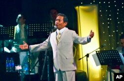 El cantante y compositor mexicano Armando Manzanero compuso e interpretó boleros famosos lo largo de su carrera. Foto AP/Esteban Félix.