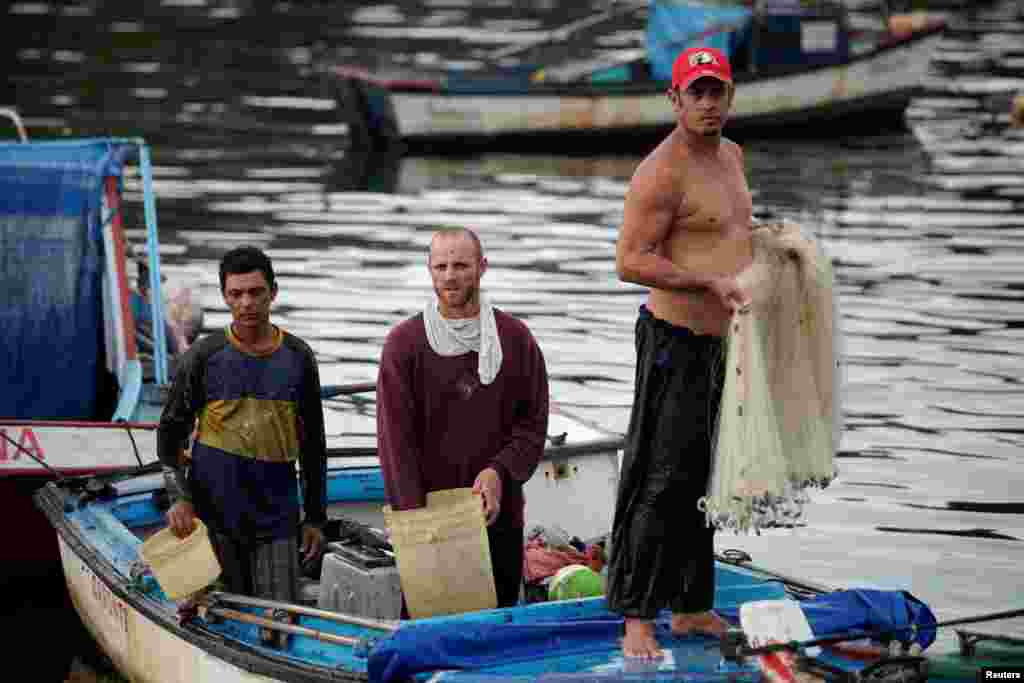 Pescadores en Coj&#237;mar. REUTERS/Alexandre Meneghini