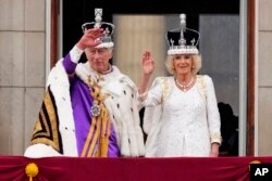 El rey Carlos III fue ungido y coronado el sábado en el mayor acto ceremonial celebrado en Gran Bretaña en las últimas siete décadas, un suntuoso despliegue de pompa que se remonta a 1.000 años atrás.