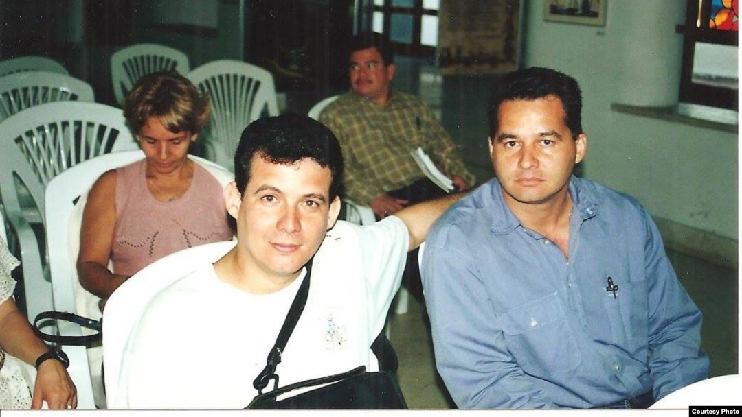 Escritor Amir Valle abraza a Ángel Santiesteban Prats, en un foro literario en Cuba.
