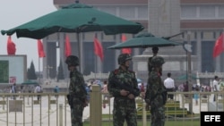 Soldados vigilan los alrededores de la plaza de Tiananmen en Pekín (China) hoy, miércoles 4 de junio de 2014.